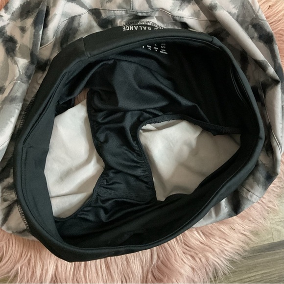 New Balance Black Athletic Short Size S - Picture 6 of 8